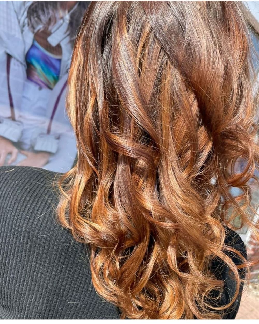 Kupferrote Locken von hinten